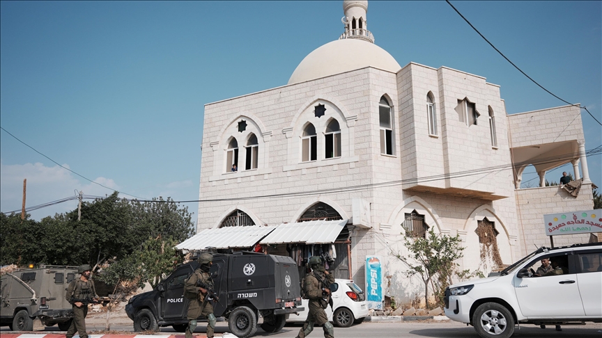 قالت مصادر محلية إن قوات للاحتلال الإسرائيلي اعتقلت فلسطينيين اثنين، بعد مطاردة مستوطنين لرعاة أغنام، بمنطقة "وادي الرخيم" في مسافر يطا جنوب الخليل (الاناضول)