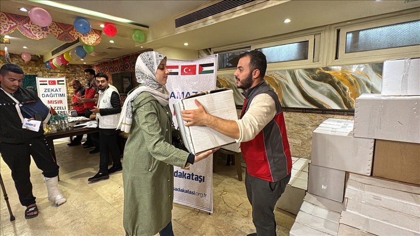 جمعية تركية توزع مساعدات رمضانية على فلسطينيين بمصر (الأناضول)