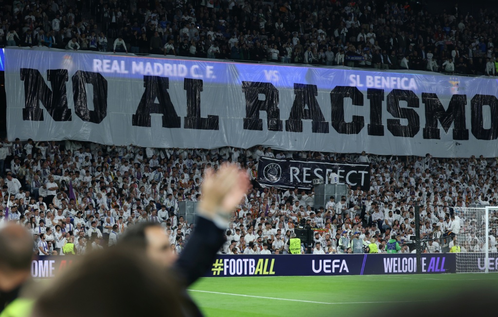 تم رفع لافتة ضد العنصرية في ملعب سانتياغو برنبايو قبل مباراة الإياب من ملحق ثمن نهائي دوري أبطال أوروبا لكرة القدم أمام بنفيكا البرتغالي. (ا ف ب)