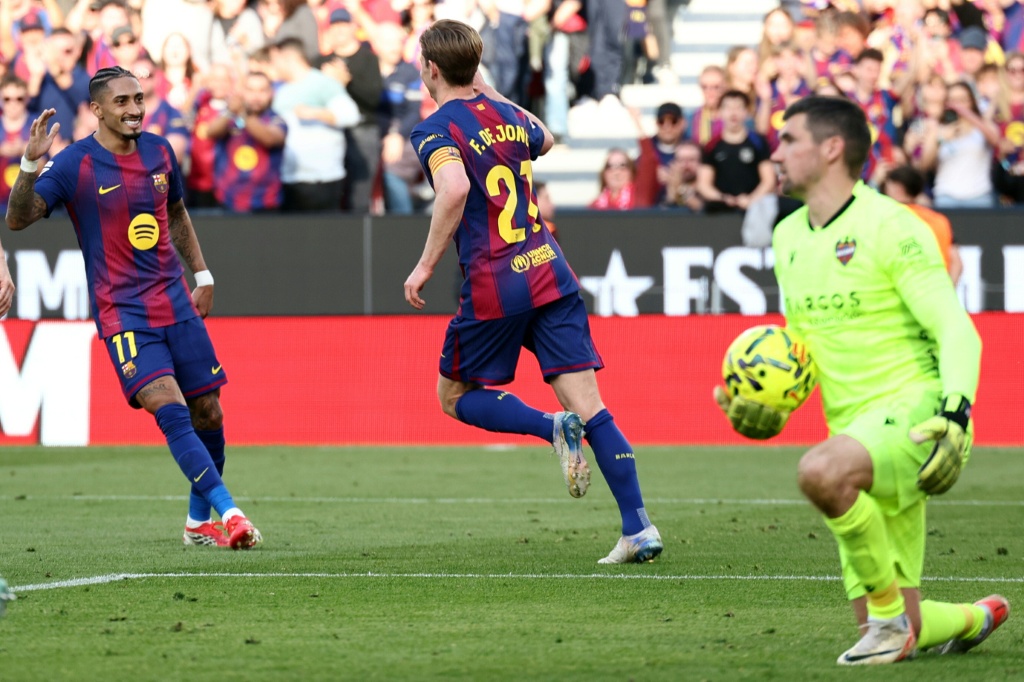 الهولندي فرنكي دي يونغ يحتفل بالتسجيل لبرشلونة في مرمى ضيفه ليفانتي في الدوري الإسباني لكرة القدم. برشلونة في 22 شباط/فبراير 2026 (ا ف ب)