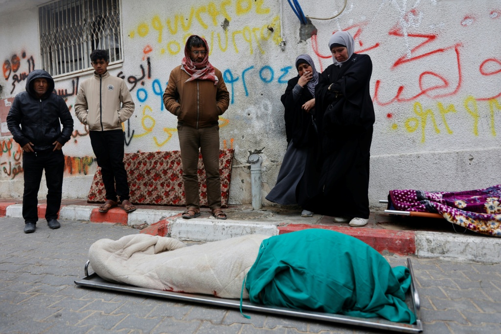 أفادت مصادر طبية في غزة باستشهاد فلسطيني أصيب قبل شهر في قصف سابق من جيش الاحتلال الإسرائيلي على خان يونس جنوبي القطاع (ا ف ب)