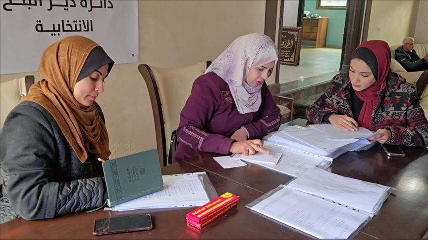 قال الخالدي إن مكتب اللجنة شهد "حركة استفسارات ومراجعات كبيرة من مختلف الفئات المجتمعية" منذ فتح باب الترشح الاثنين الماضي، في مؤشر على اهتمام ملحوظ بالمشاركة في الاستحقاق المرتقب (الاناضول)