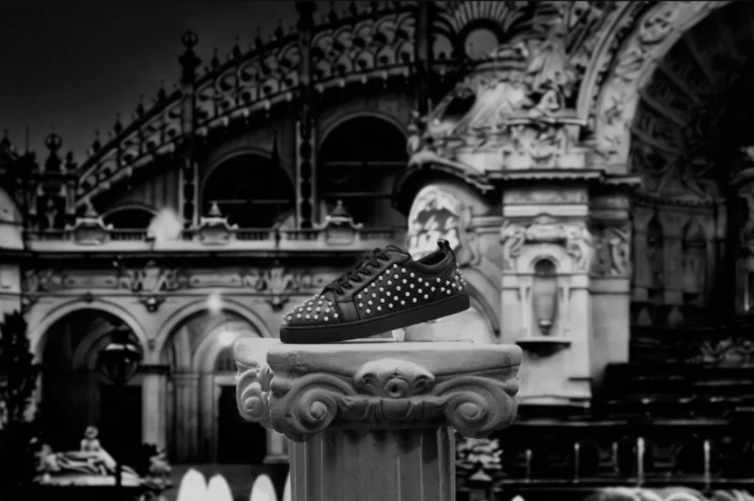 Louboutin تعيد رسم الحذاء الرجالي في شتاء 2026 (الرجل)