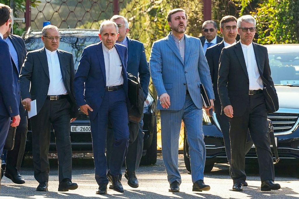 صورة نشرتها وزارة الخارجية الإيرانية في 26 شباط/فبراير 2026 تُظهر دبلوماسيين وأعضاء في الوفد الإيراني خلال المحادثات بين واشنطن وطهران في جنيف (ا ف ب)