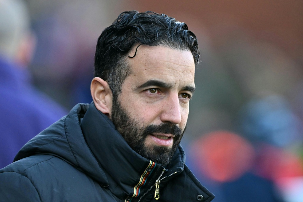 المدرب البرتغالي لمانشستر يونايتد روبن أموريم أثناء مباراة كريستال بالاس خلال مواجهة الفريقين ضمن الدوري الإنكليزي لكرة القدم. ملعب سيلهورست بارك، جنوب لندن، في 30 تشرين الثاني/نوفمبر 2025. (ا ف ب)