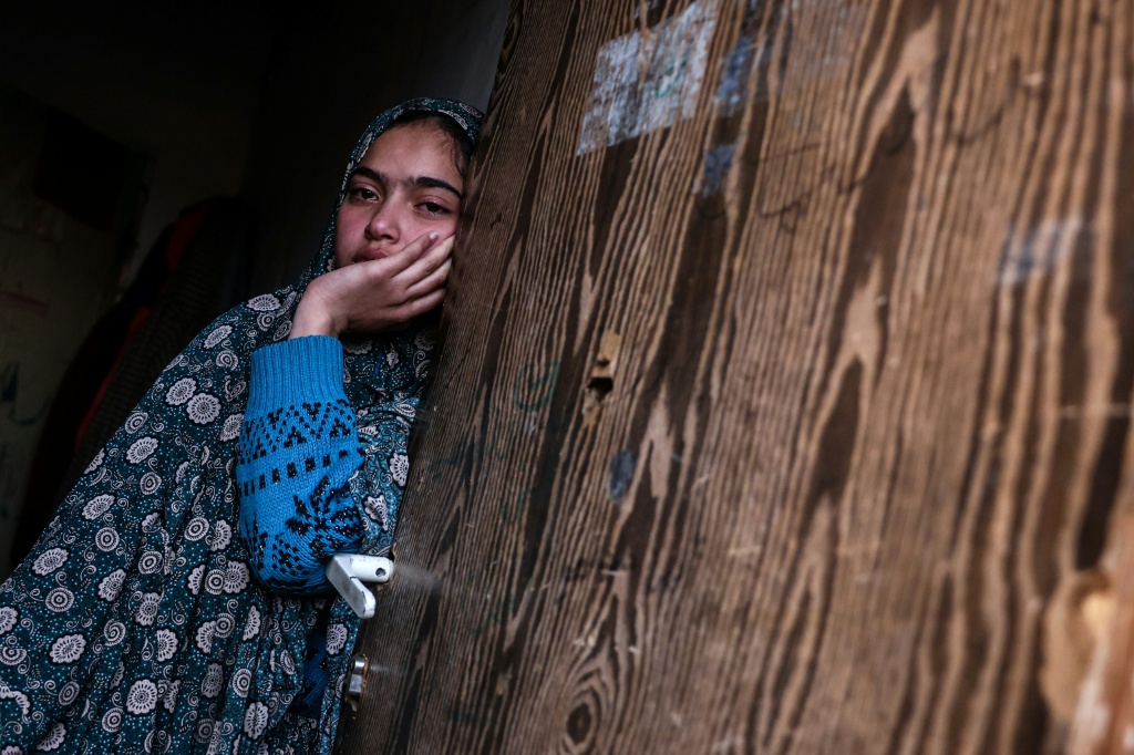فلسطينية تبكي خلال جنازة رجلين قُتلا في غارة إسرائيلية، في مدينة خان يونس، جنوب قطاع غزة، في 27 شباط/فبراير 2026 (ا ف ب)