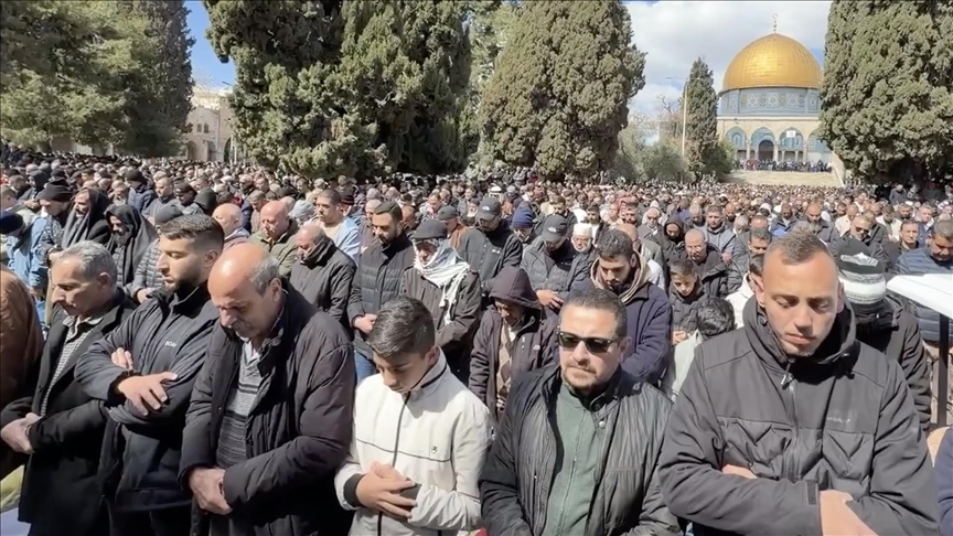 قال مدير عام دائرة الأوقاف الإسلامية في القدس، الشيخ عزام الخطيب، إن نحو 100 ألف مسلم أدّوا صلاة الجمعة اليوم في المسجد الأقصى (الاناضول)