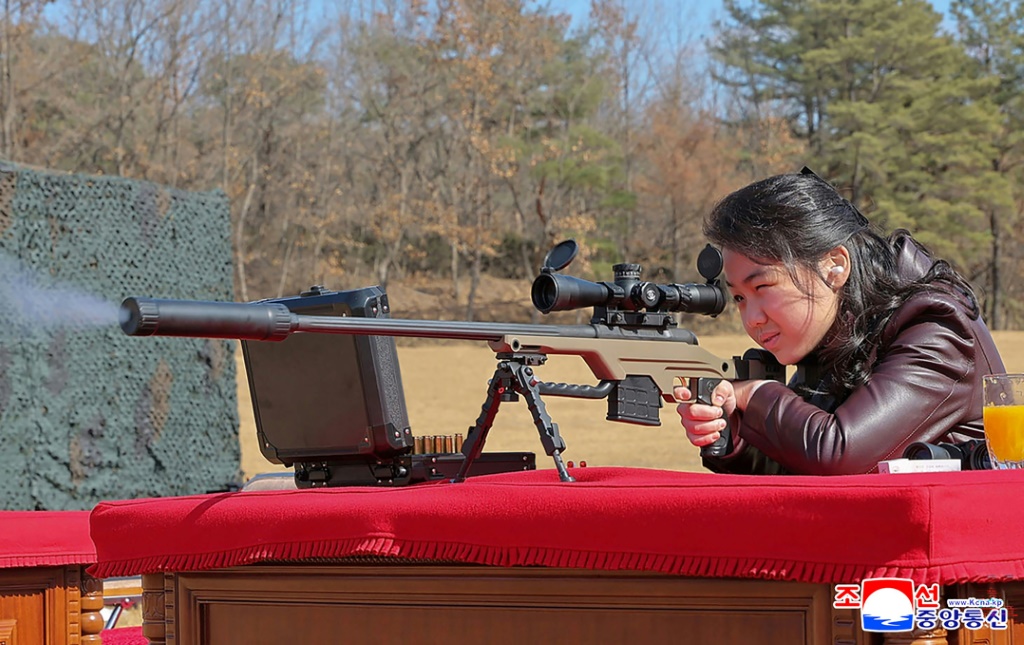 صورة التقطت في 27 شباط/فبراير 2026 ونشرتها وكالة الأنباء المركزية الكورية الرسمية (KCNA) عبر KNS في 28 شباط/فبراير 2026، لابنة الزعيم الكوري الشمالي كيم جونغ أون، كيم جو آي، وهي تطلق النار من بندقية قنص جديدة في مكان لم يُكشف عنه في كوريا الشمالية (ا ف ب)