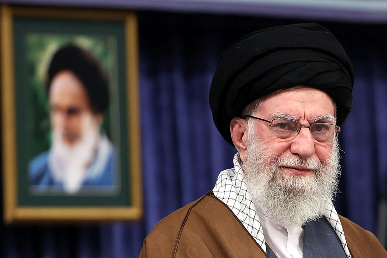 المرشد الأعلى الإيراني آية الله علي خامنئي وهو يلقي كلمة في طهران في 20 تشرين الأول/أكتوبر 2025 (أ ف ب)
