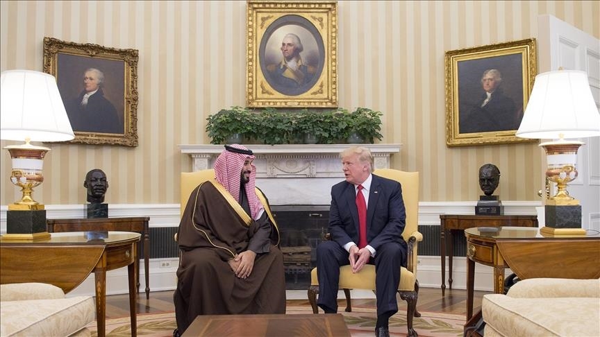 ترامب يؤكد لولي العهد السعودي إدانته للهجمات الصاروخية ضد الرياض (الأناضول)
