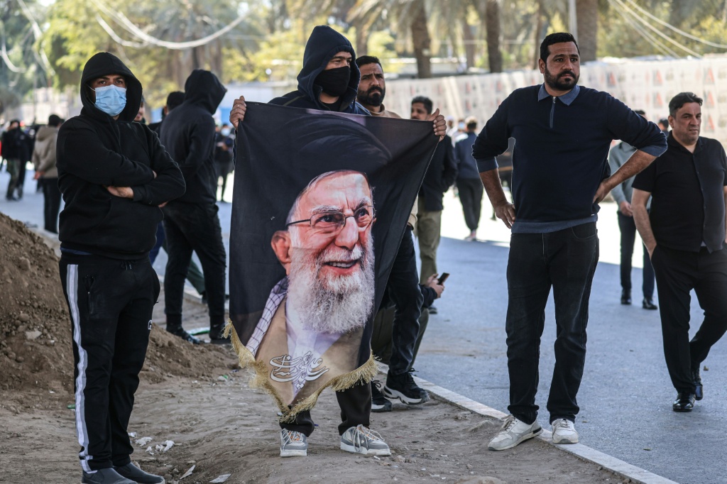 من التظاهرة قرب المنطقة الخضراء في بغداد في الأول من آذار/مارس 2026 تنديدا بقتل علي خامنئي في طهران (ا ف ب)