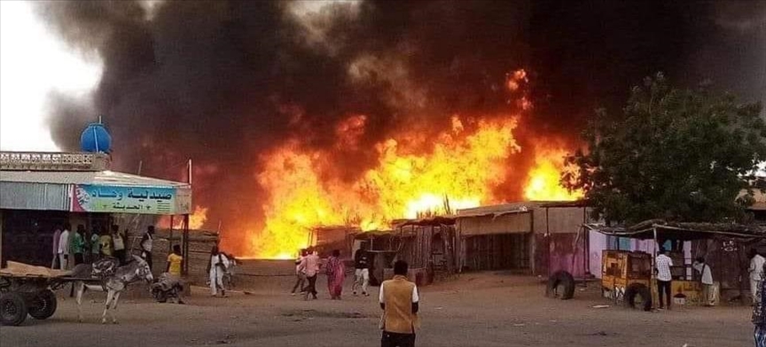 زت المنسقية سرعة انتشار النيران إلى "ضيق الطرق وكثافة المساكن"، مشيرة إلى أن مآوي النازحين في المخيم تُشيد عادة من خيام ومواد محلية سريعة الاشتعال مثل الخشب والقش (ا ف ب)