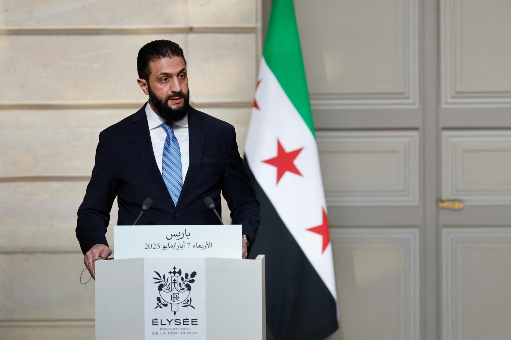 ذكر البيان، أن الشرع، أكد لمحمد بن زايد، تضامن سوريا مع الإمارات "حيال الاعتداءات التي استهدفت أراضيها وعددا من الدول الشقيقة" (ا ف ب)