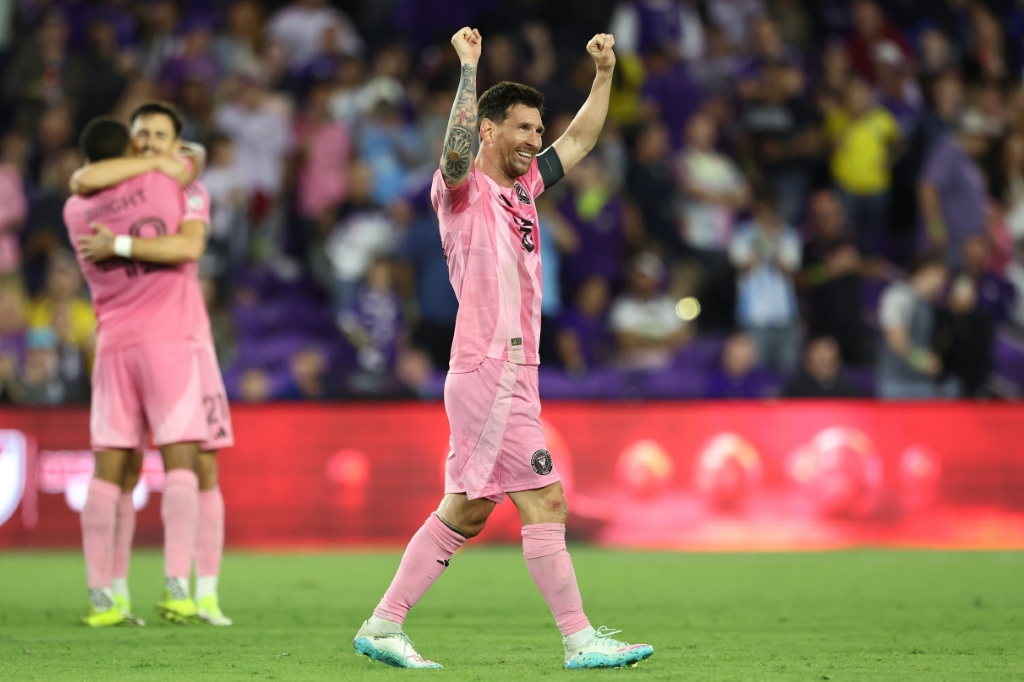 النجم الارجنتيني لانتر ميامي ليونيل ميسي يحتفل بعد تسجيله الهدف الرابع لفريقه في مرمى أورلاندو سيتي (4-2) في أورلاندو في الدوري الاميركي في الأول من آذار/مارس 2026 (ا ف ب)