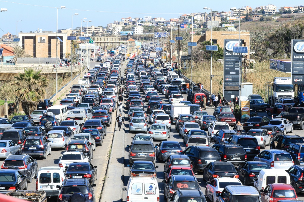 طوابير من السيارات يستقلها فارون من قراهم في جنوب لبنان على الطريق الساحلية في مدينة صيدا في الثاني من اذار/مارس 2026 (ا ف ب)