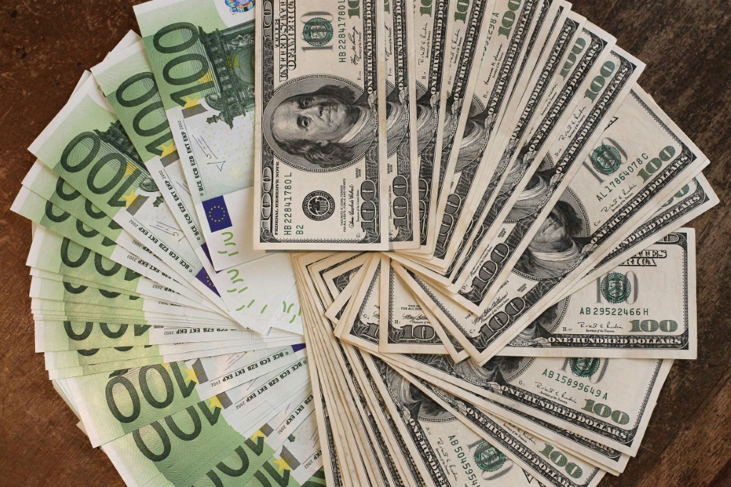 بعد أن قفز الدولار بأكثر من 1% مقابل الجنيه الإسترليني، ارتفع بنسبة 0,99% مقابل العملة البريطانية هذه قرابة الساعة 09,00 بتوقيت غرينتش، ليسجل 1,3350 دولار. كما ارتفع الدولار بنسبة 0,75% مقابل اليورو، ليصل إلى 1,1724 دولارا لليورو الواحد (ا ف ب)