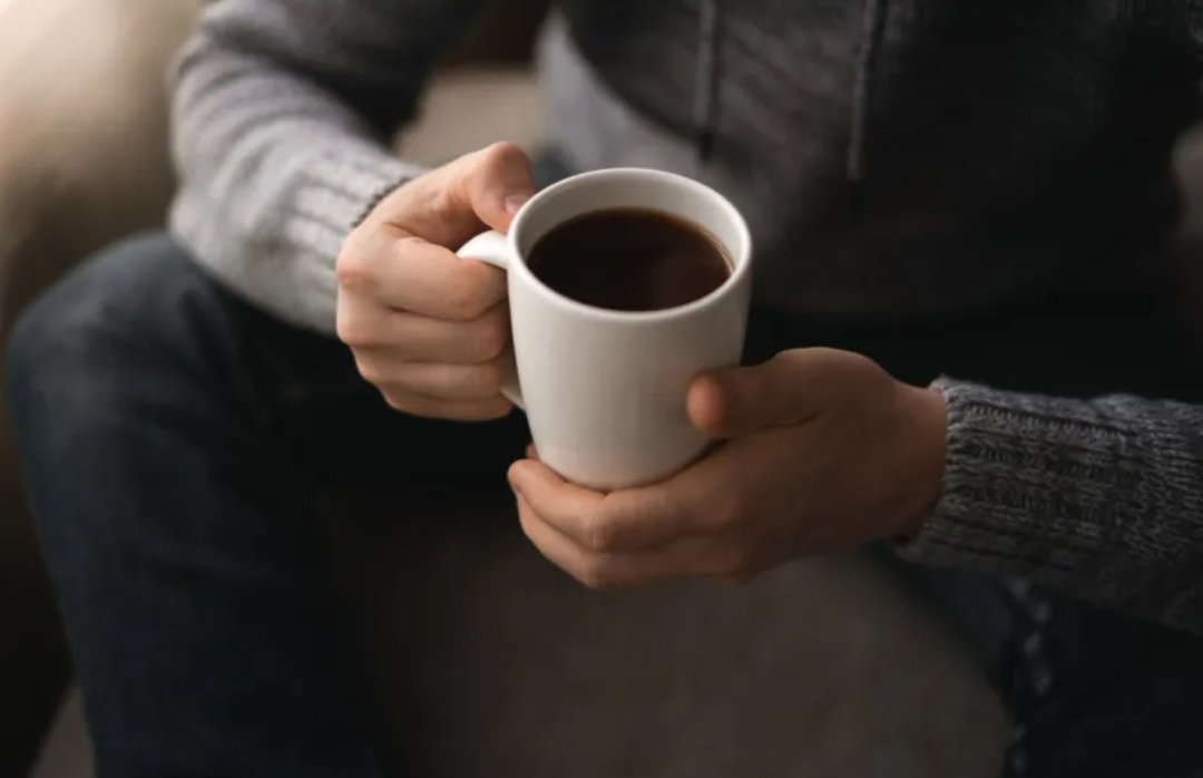 ماذا يحدث لضغط الدم عند التوقف عن تناول الكافيين؟ (الرجل)