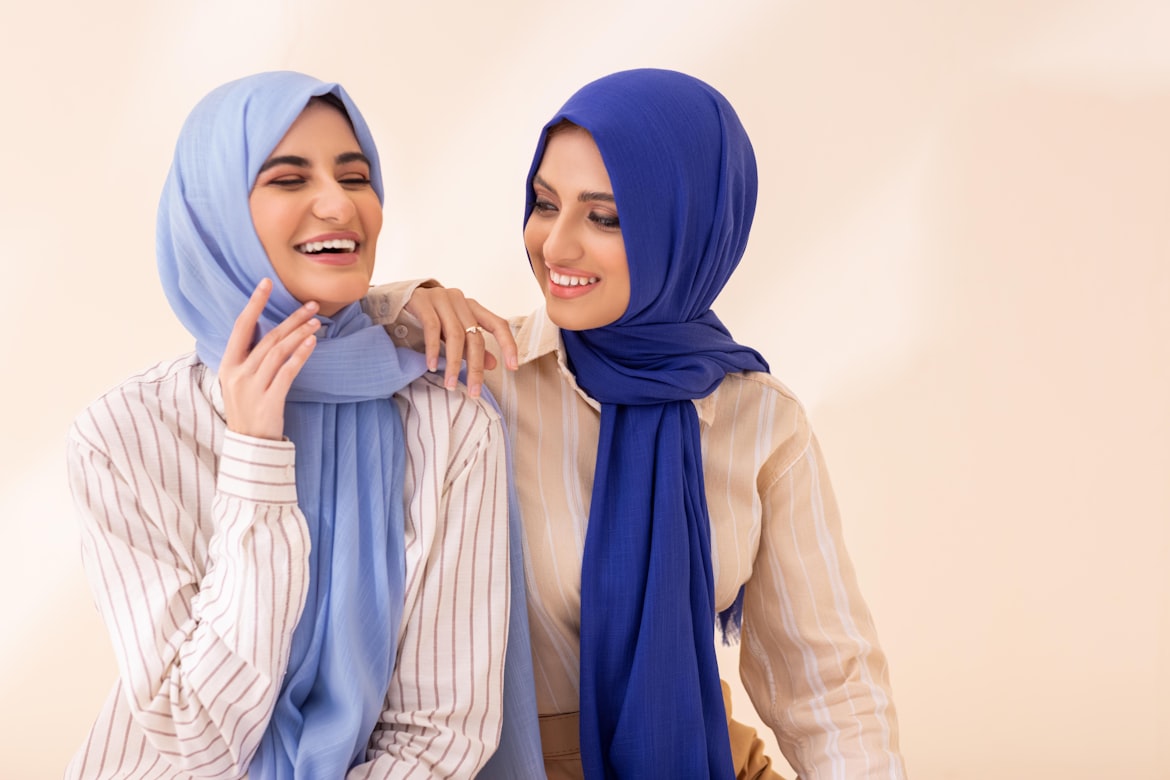 هل يجوز للمرأة الظهور بشعرها أمام زوج أختها؟.. أمين الإفتاء يجيب (أونسبلاش)