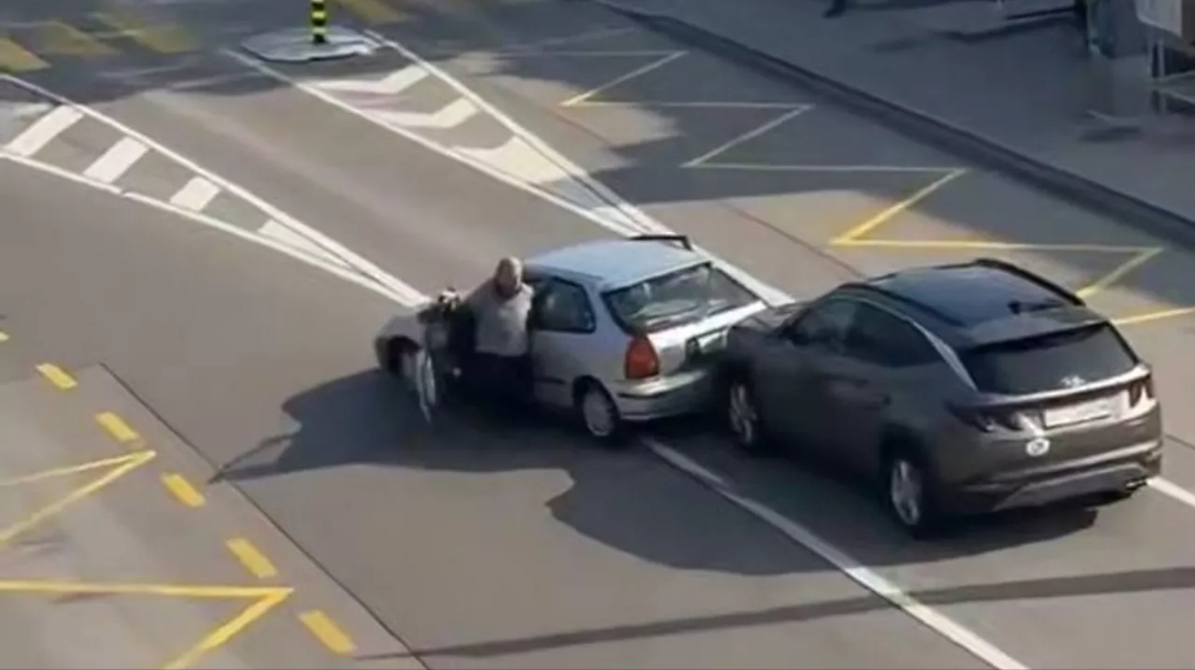 سويسرا... سائق يتسبب بحادث ويحاول الفرار قبل أن ينقلب بسيارته (متداول على مواقع التواصل الاجتماعي)