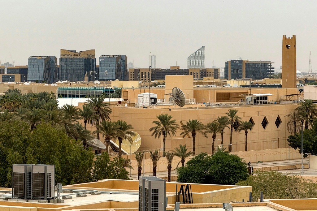 مقر السفارة الأميركية في الرياض في الثالث من آذار/مارس 2026 بعد إصابتها بمسيرات (ا ف ب)