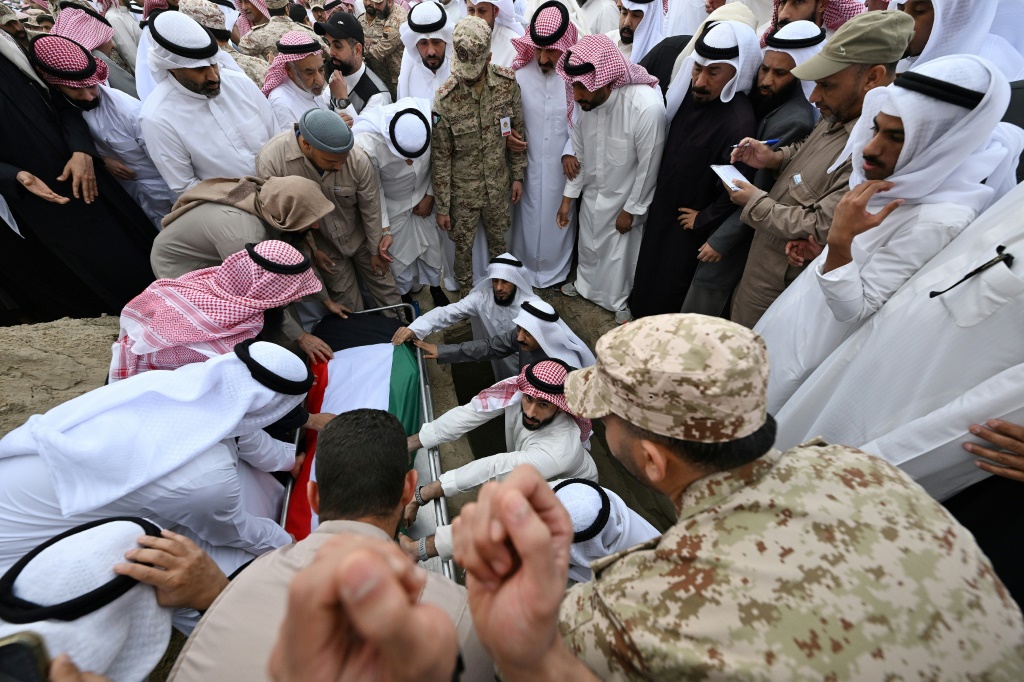 مشيعون يرفعون جثمان أحد عناصر الجيش الكويتي سقط في غارة إيرانية على الكويت، خلال تشييعه في غرب مدينة الكويت في 3 آذار/مارس 2026 (اف ب)