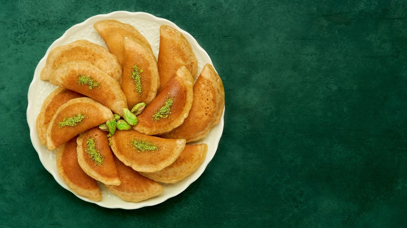 (القطايف).. ضيف محبب على المائدة الرمضانية (زهرة الخليج)