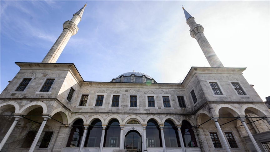 جامع (بكلربكي).. تحفة عثمانية تعانق البوسفور في إسطنبول (الأناضول)