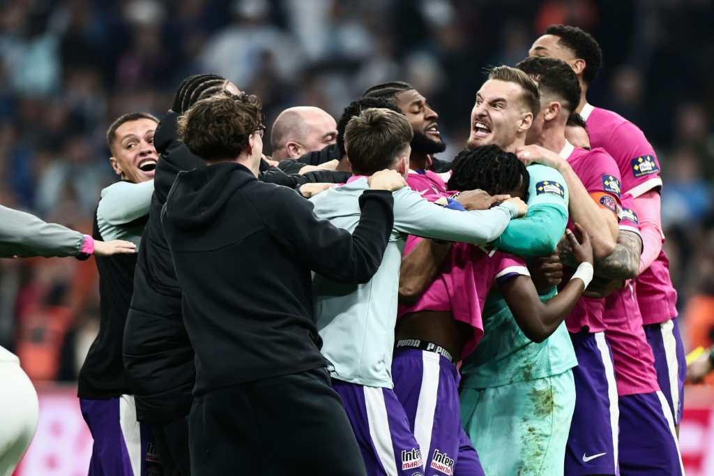 لاعبو تولوز يحتفلون بالفوز على مرسيليا بركلات الترجيح والتأهل الى نصف نهائي مسابقة كأس فرنسا على ملعب فيلودروم في الرابع من آذار/مارس 2026 (ا ف ب)