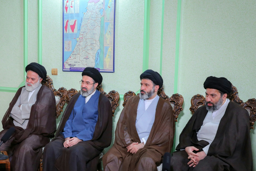 صورة التقطت في طهران في 30 تشرين الأول/أكتوبر 2024 ووزعها مكتب المرشد الأعلى الإيران آية الله علي خامنئي يبدو فيها نجله مجتبى خامنئي (الثاني من اليسار) (ا ف ب)