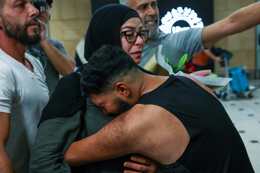 راكب بعد نزوله من رحلة طيران الإمارات القادمة من دبي في مطار سيدني كينغسفورد سميث الدولي في الرابع من آذار/مارس 2026 (ا ف ب)