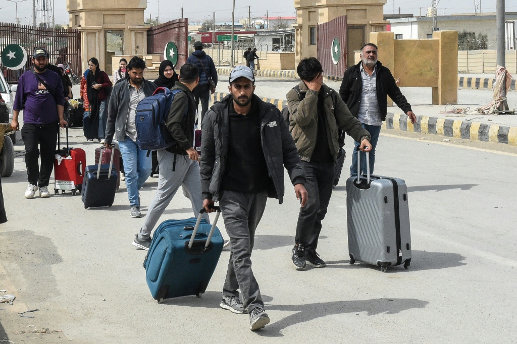 مواطنون باكستانيون يعبرون الحدود عند معبر تفتان، بعد عودتهم من إيران، في 2 آذار/مارس 2026، وسط غارات جوية أميركية وإسرائيلية مستمرة ضد إيران (ا ف ب)