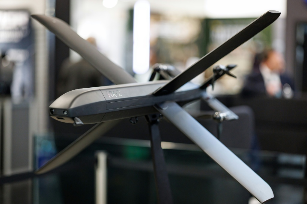 المسيرة HX-2 AI Strike Drone في جناح شركة هلسنغ الألمانية الناشئة في مجال الدفاع والتي تقوم بتطوير الذكاء الاصطناعي والبرمجيات لتعزيز قدرات المعدات العسكرية في معرض في نورمبرغ، جنوب ألمانيا في 25 شباط/فبراير 2026. (ا ف ب)