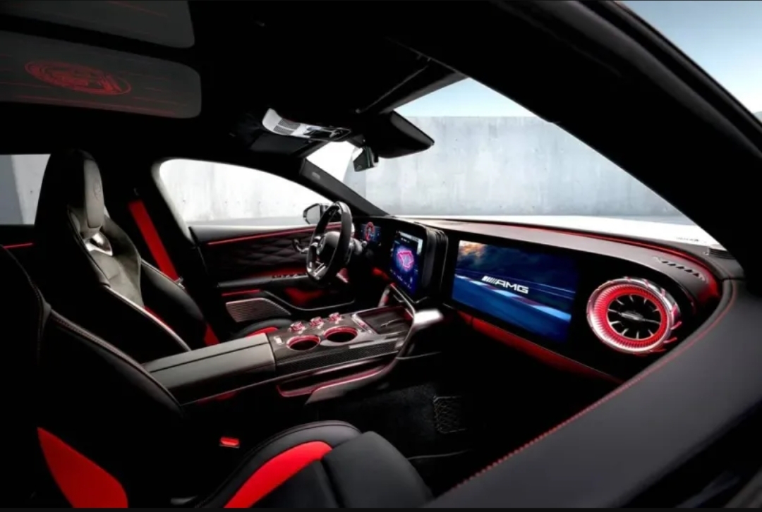 شاشات ثلاثية وتحكم بديهي.. مفاجآت داخل مرسيدس-AMG GT الجديدة (الرجل)