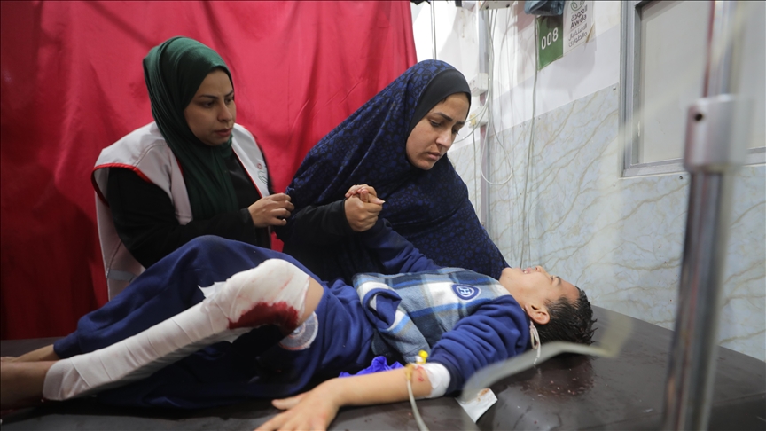 قالت مصادر طبية، بأن 3 فلسطينيين قُتلوا وأُصيب 3 آخرون على الأقل بقصف إسرائيلي استهدفهم قرب مسجد الكتيبة غربي مدينة غزة (الاناضول)