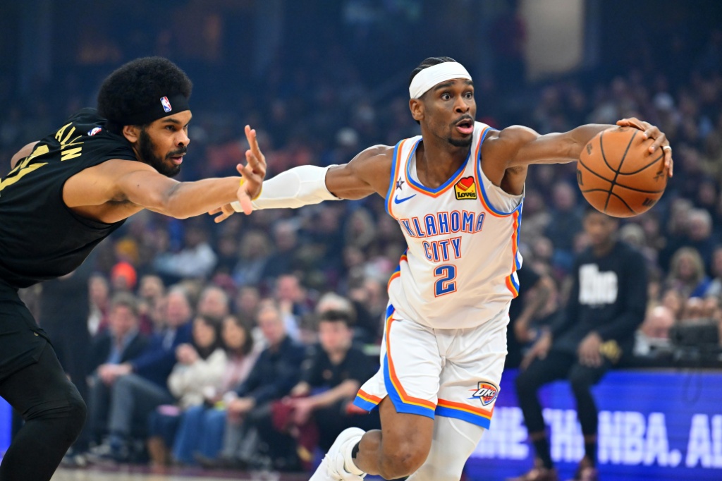 نجم أوكلاهوما سيتي ثاندر الكندي شاي غلجيوس-ألكسندر يتقدّم بالكرة نحو السلة خلال الربع الأول من المباراة أمام كليفلاند كافالييرز في صالة "روكيت أرينا" في كليفلاند، أوهايو، في 19 كانون الثاني/يناير 2026 (ا ف ب)