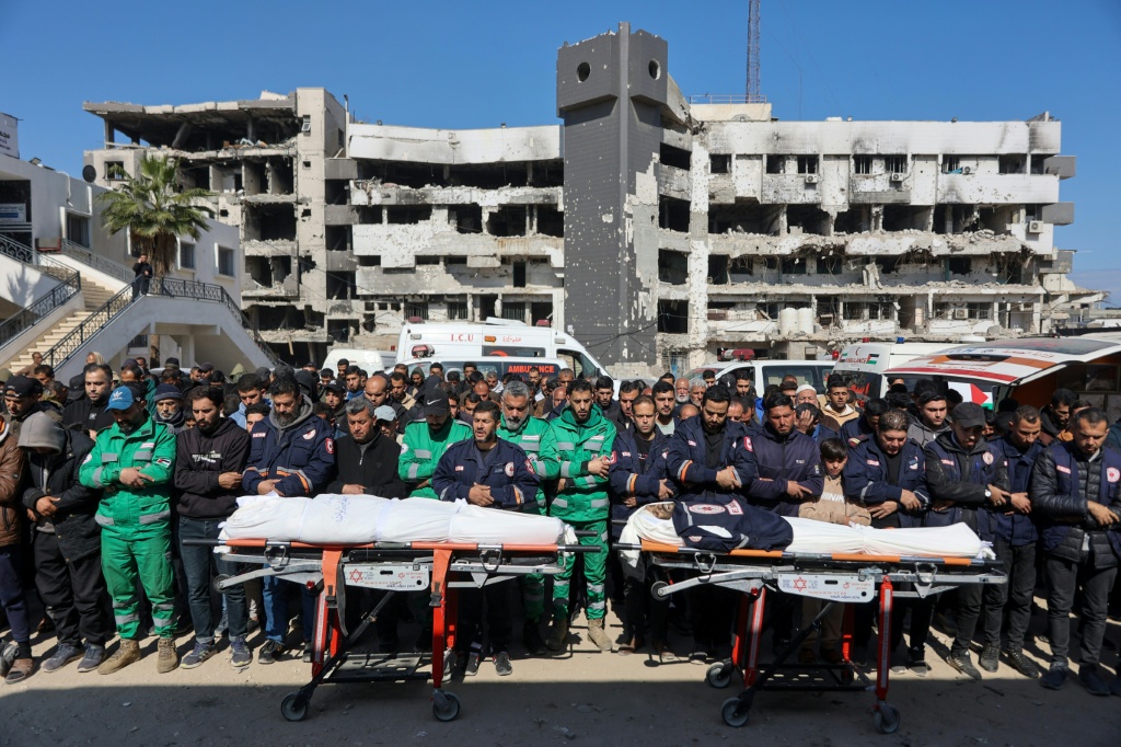 أهالي ومسعفون يصلون أمام جثتي شخصين قُتلا في غارة جوية إسرائيلية ليلية خلال جنازتهما في مستشفى الشفاء بمدينة غزة في 9 آذار/مارس 2026. (ا ف ب)