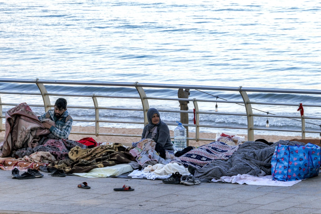 نازحون يفترشون الأرض في بيروت بتاريخ 10 آذار/مارس 2026 (ا ف ب)