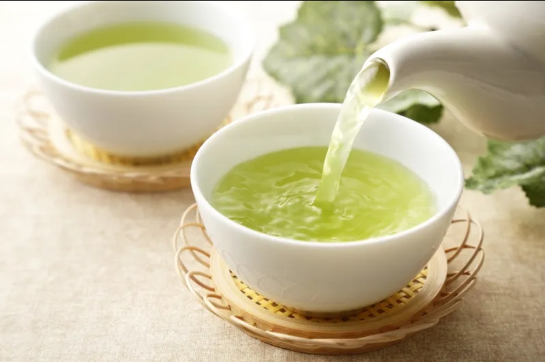 هل الشاي الأخضر آمن؟ دراسة تحذر من تفاعلاته مع بعض المكملات الغذائية والأطعمة (الرجل)