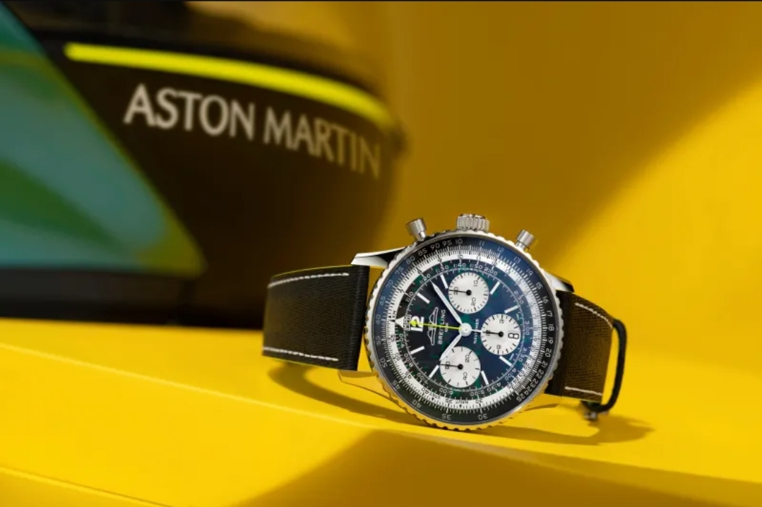 حين تلتقي الدقّة بالسرعة: Breitling و Aston Martin على حلبة الفورمولا 1 (الرجل)