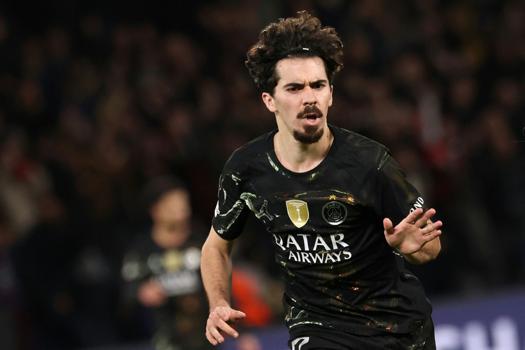 لاعب الوسط البرتغالي لباريس سان جرمان الفرنسي فيتينيا (#17) يحتفل بتسجيله الهدف الثالث لفريقه في مرمى تشلسي الإنكليزي خلال مواجهتهما ضمن ذهاب ثمن نهائي مسابقة دوري أبطال أوروبا لكرة القدم. ملعب بارك دي برانس، باريس، في 11 آذار/مارس 2026.(ا ف ب)