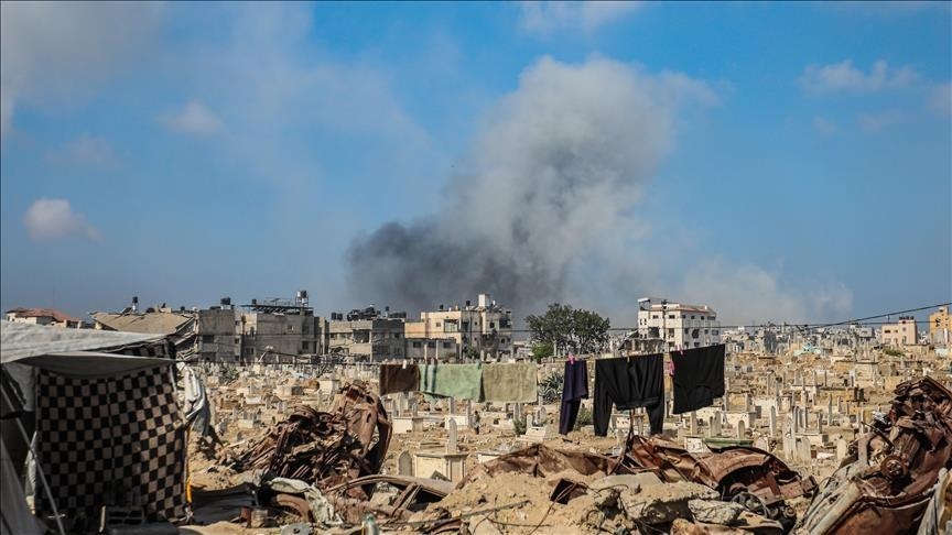 في وسط القطاع، استهدفت المدفعية الإسرائيلية بالقذائف شرقي منطقة جحر الديك، وشمال شرقي مخيم البريج (الاناضول)