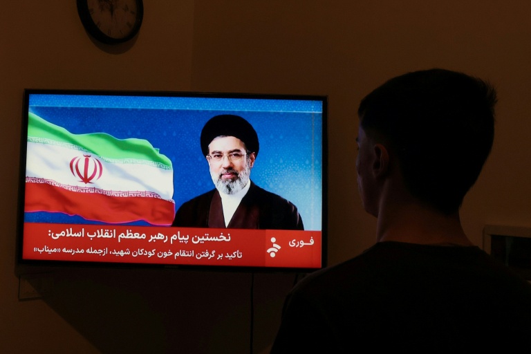 رجل يشاهد بيانا متلفزا للمرشد الأعلى الإيراني الجديد مجتبى خامنئي في 12 آذار/مارس 2026 (أ ف ب)