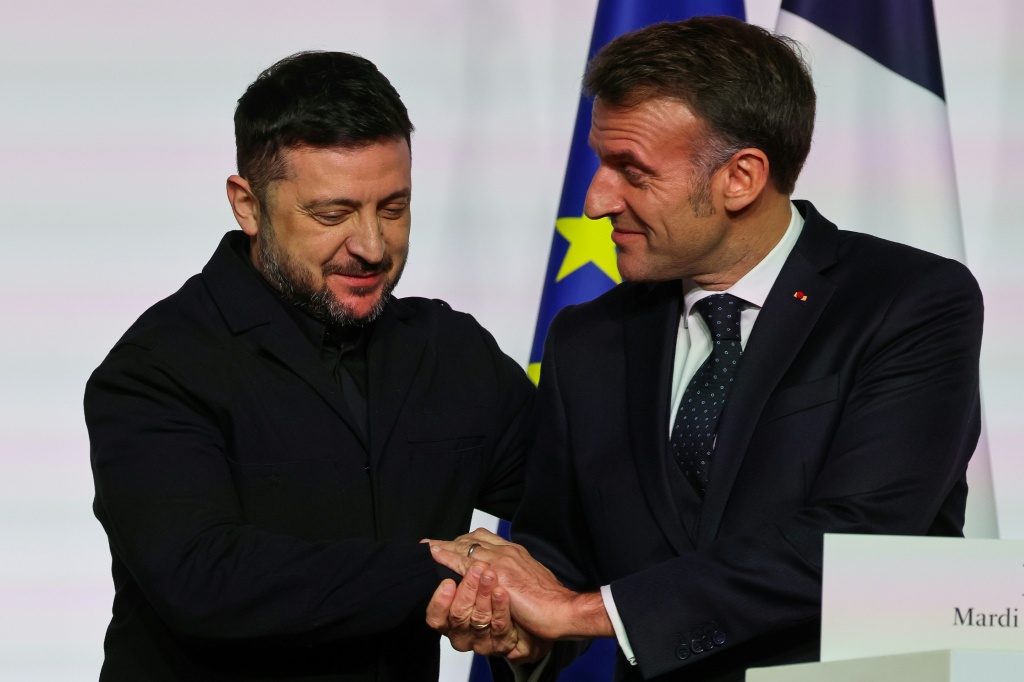 الرئيس الفرنسي إيمانويل ماكرون (إلى اليمين) ونظيره الأوكراني فولوديمير زيلينسكي في 6 كانون الثاني/يناير 2026 في باريس (ا ف ب) 
