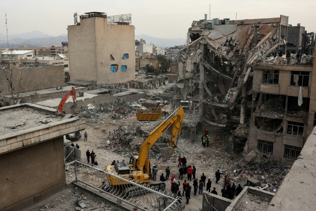 عناصر إنقاذ يبحثون تحت أنقاض مبنى سكني مدمر في طهران بتاريخ 12 آذار/مارس 2026 (ا ف ب)