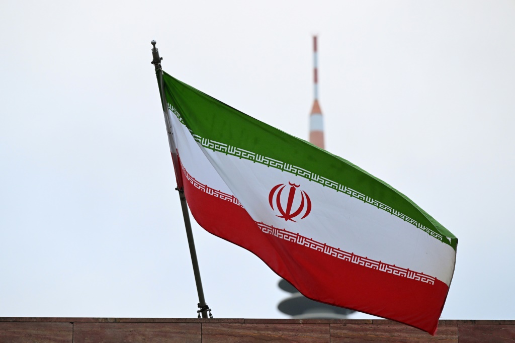 علم ايران يعلو قنصليتها العامة في فرانكفورت في 31 تشرين الأول/أكتوبر 2024(ا ف ب)