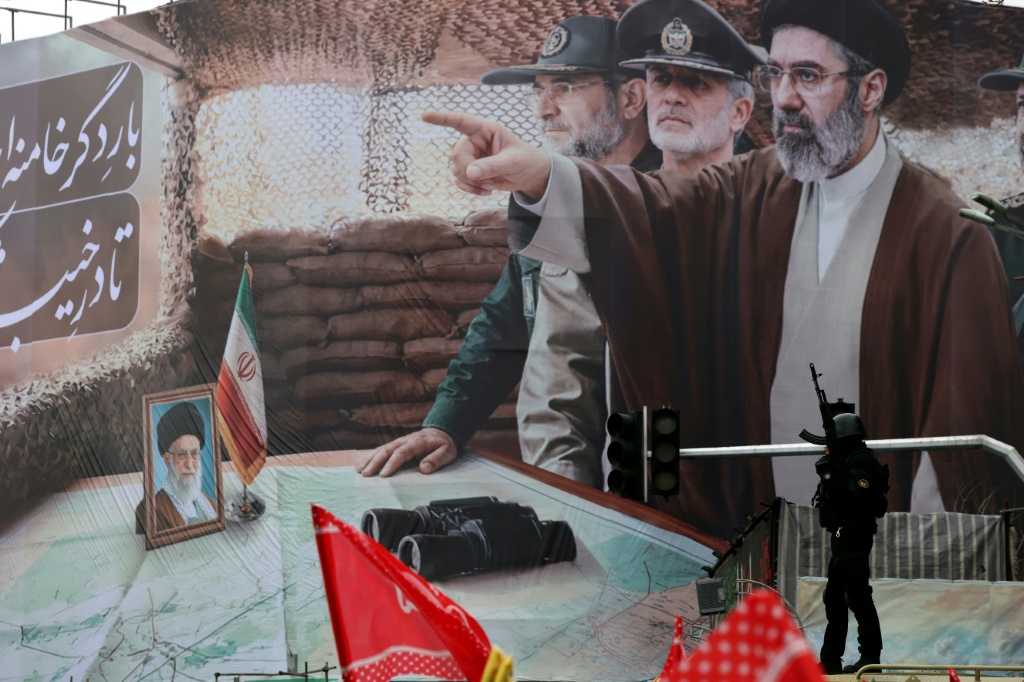 صورة للمرشد الأعلى الإيراني الجديد مجتبى خامنئي في طهران، 13 آذار/مارس 2026 (ا ف ب)