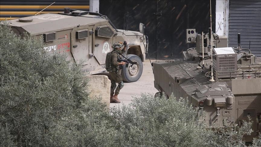 الحركة وصفت قتل قوات الاحتلال لعائلة فلسطينية كاملة بأنها "جريمة حرب جديدة" (الاناضول)