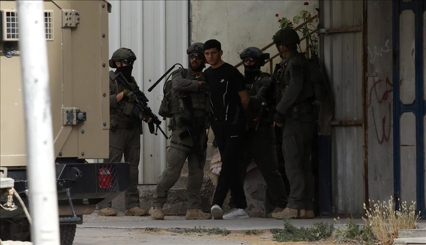  اعتقال 26 فلسطينيا خلال حملة اقتحامات واسعة طالت مناطق في الضفة الغربية (الاناضول)