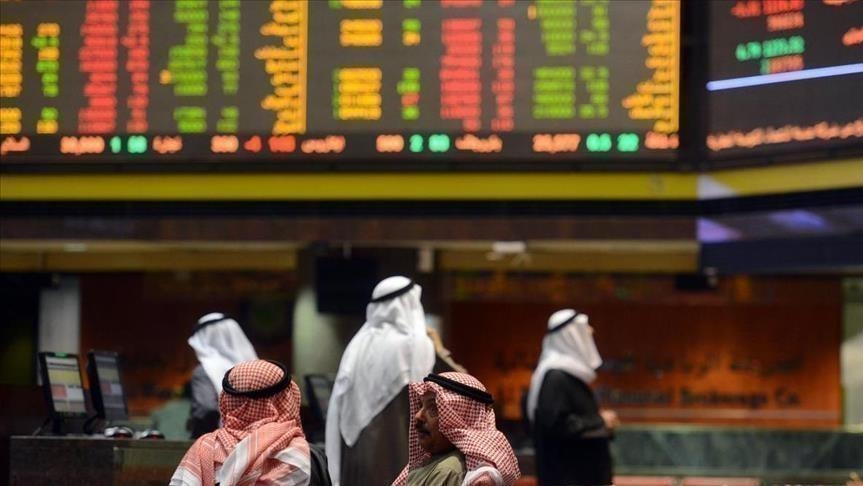 سجلت معظم بورصات الخليج تراجعا في أولى تعاملات هذا الأسبوع، وفق بيانات هذه الأسواق المالية (الاناضول)