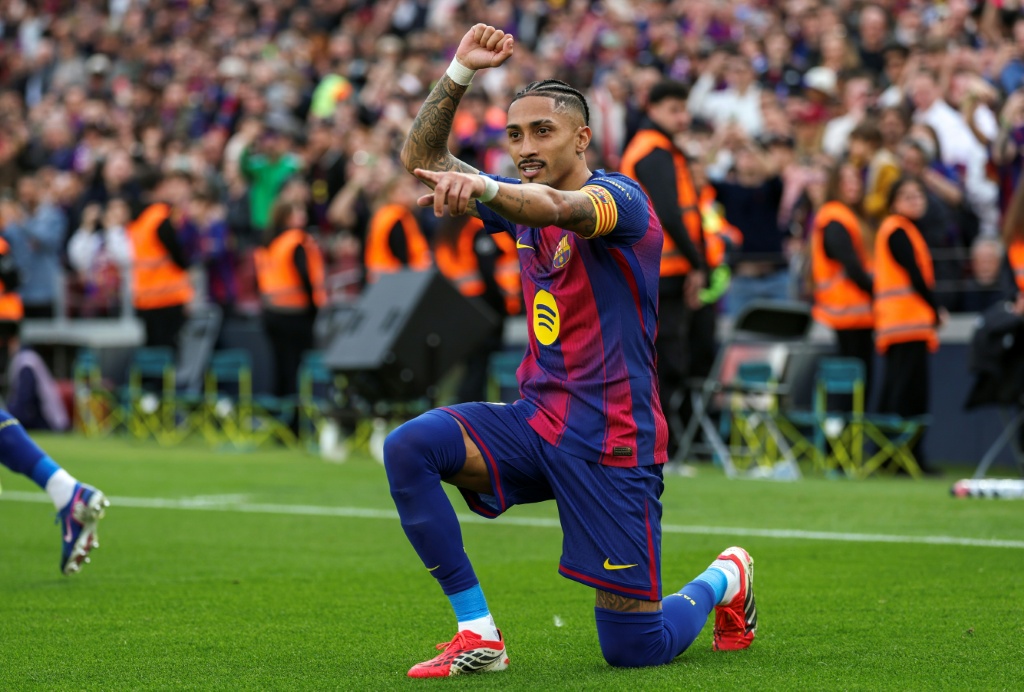 البرازيلي رافينيا مهاجم برشلونة يحتفل بتسجيله هاتريك في مرمى إشبيلية ضمن الدوري الإسباني لكرة القدم. ملعب كامب نو، برشلونة، في 15 آذار/مارس 2026(ا ف ب)